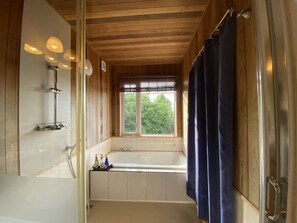 Biệt thự Cao cấp, 4 phòng ngủ, quang cảnh biển (Private, Master/Queen/Twin/Studio) | Phòng tắm | Bồn tắm và buồng tắm vòi sen riêng, bồn tắm thủy lực 