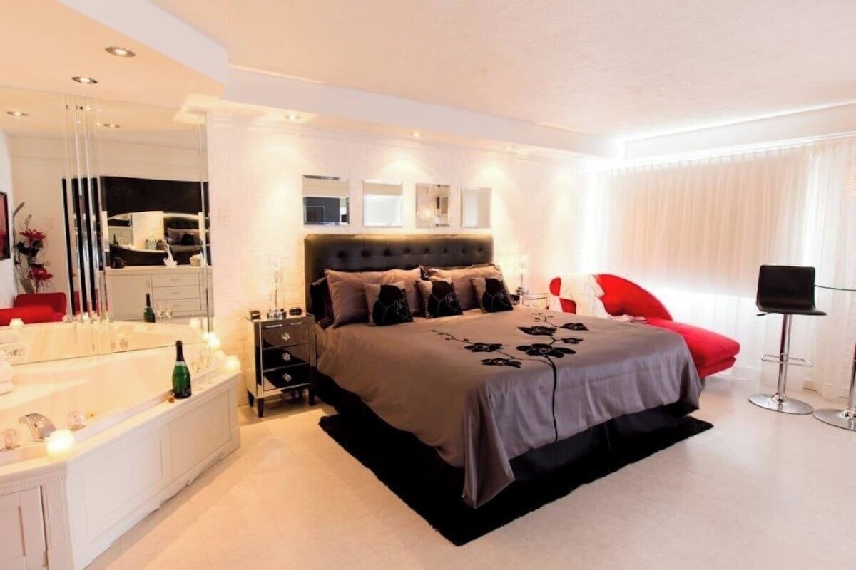 Escritorio, cortinas blackout y tabla de planchar con plancha