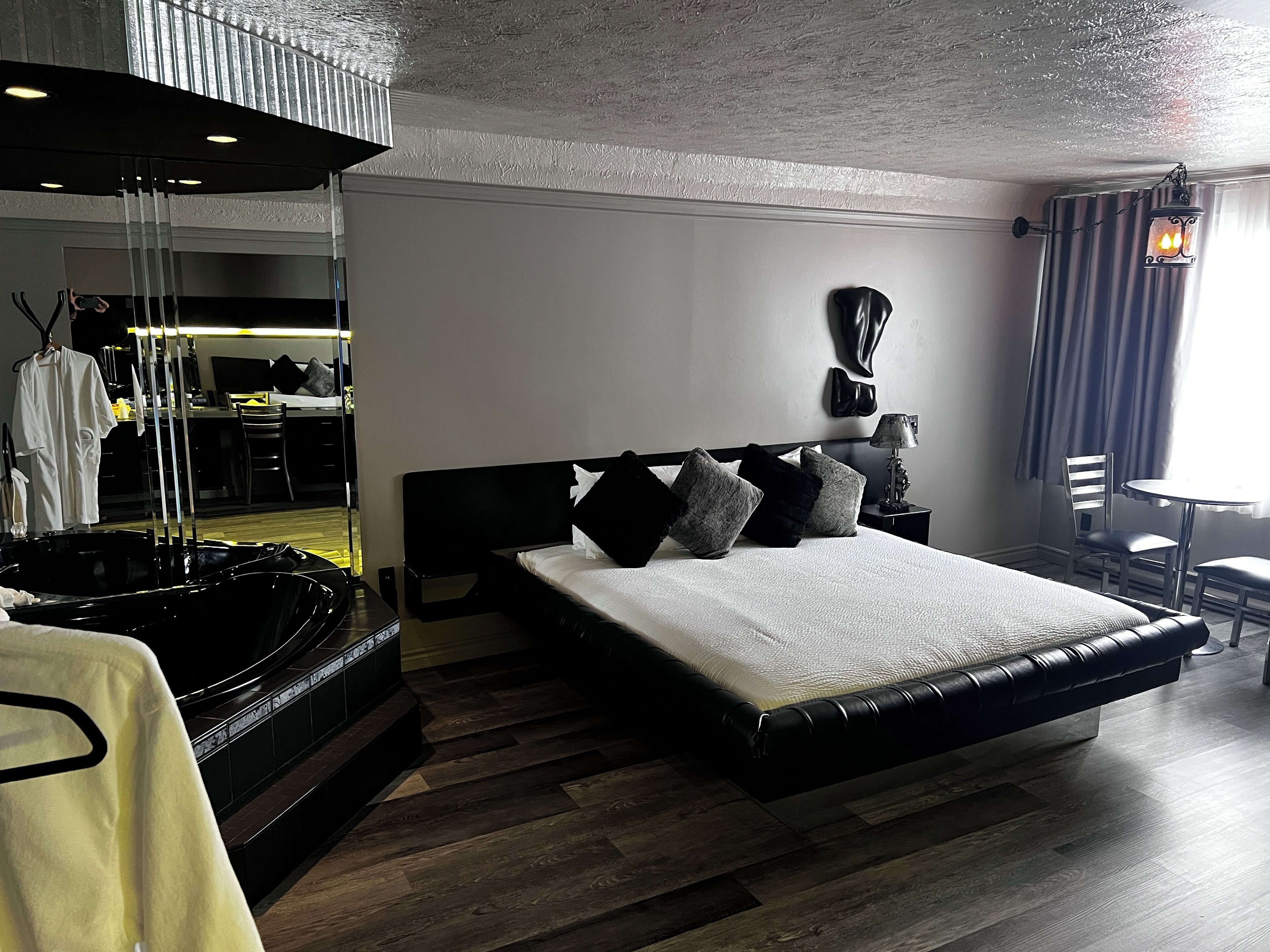 Deluxe-sviitti, 1 suuri parisänky, tupakointi kielletty | Työpöytä, pimennysverhot, silitysrauta/-lauta, lisävuoteet