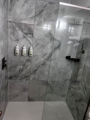Habitación, 1 cama King size, para no fumadores | Baño | Tina con regadera, amenidades de baño gratuitas, secadora de cabello 