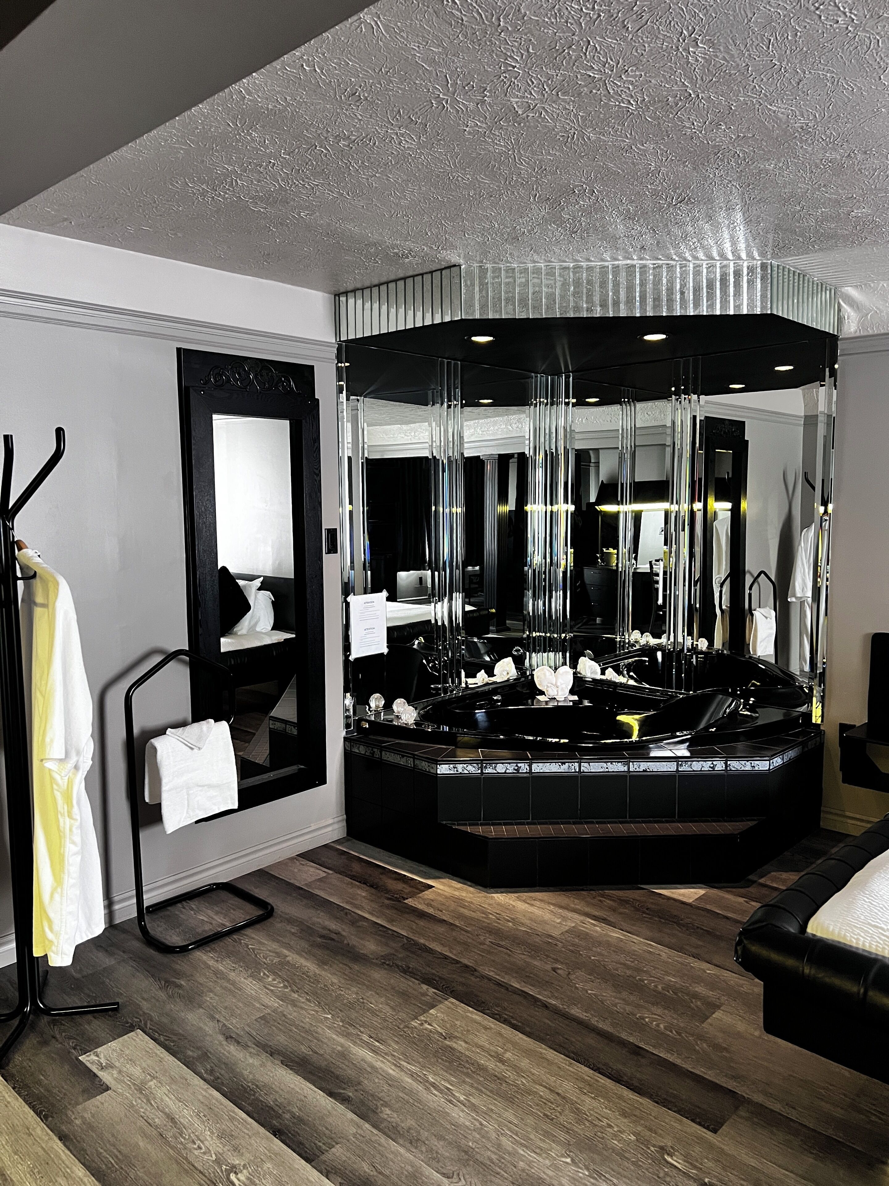 Deluxe Suite, 1 King Bed, Non Smoking | Living area