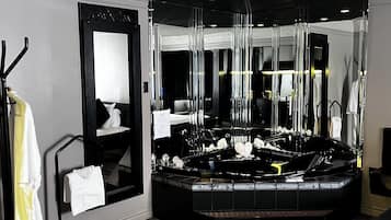 Deluxe Suite, 1 King Bed, Non Smoking | Living area
