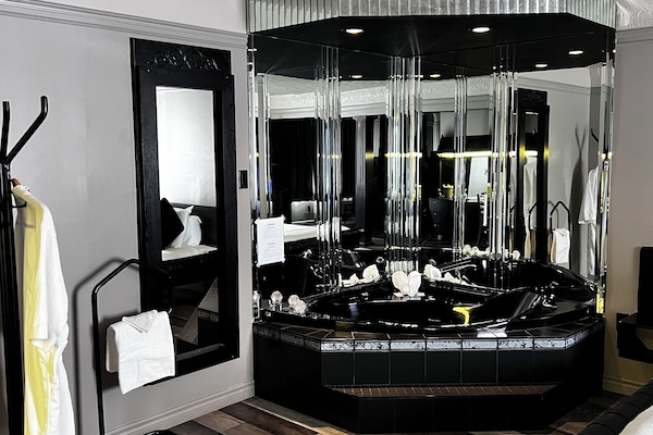 Deluxe Suite, 1 King Bed, Non Smoking | Living area | Flat-screen TV