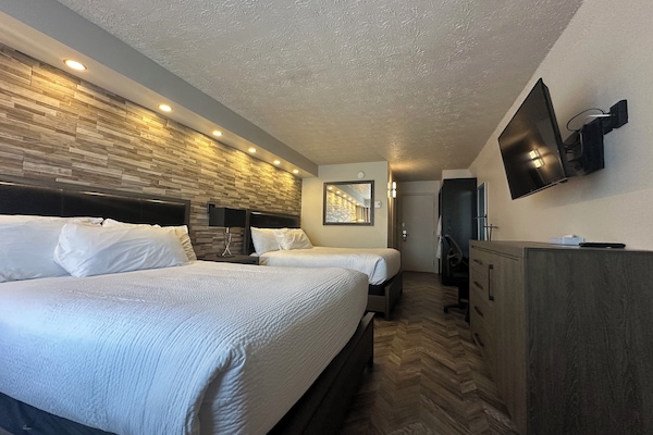 Kamer, 2 queensize bedden, niet-roken | Een bureau, verduisterende gordijnen, een strijkplank/strijkijzer