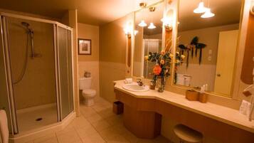 Kombination af bruser/badekar, gratis toiletartikler, hårtørrer