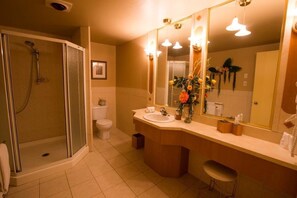 Bañera con ducha, artículos de tocador gratuitos, secador de pelo