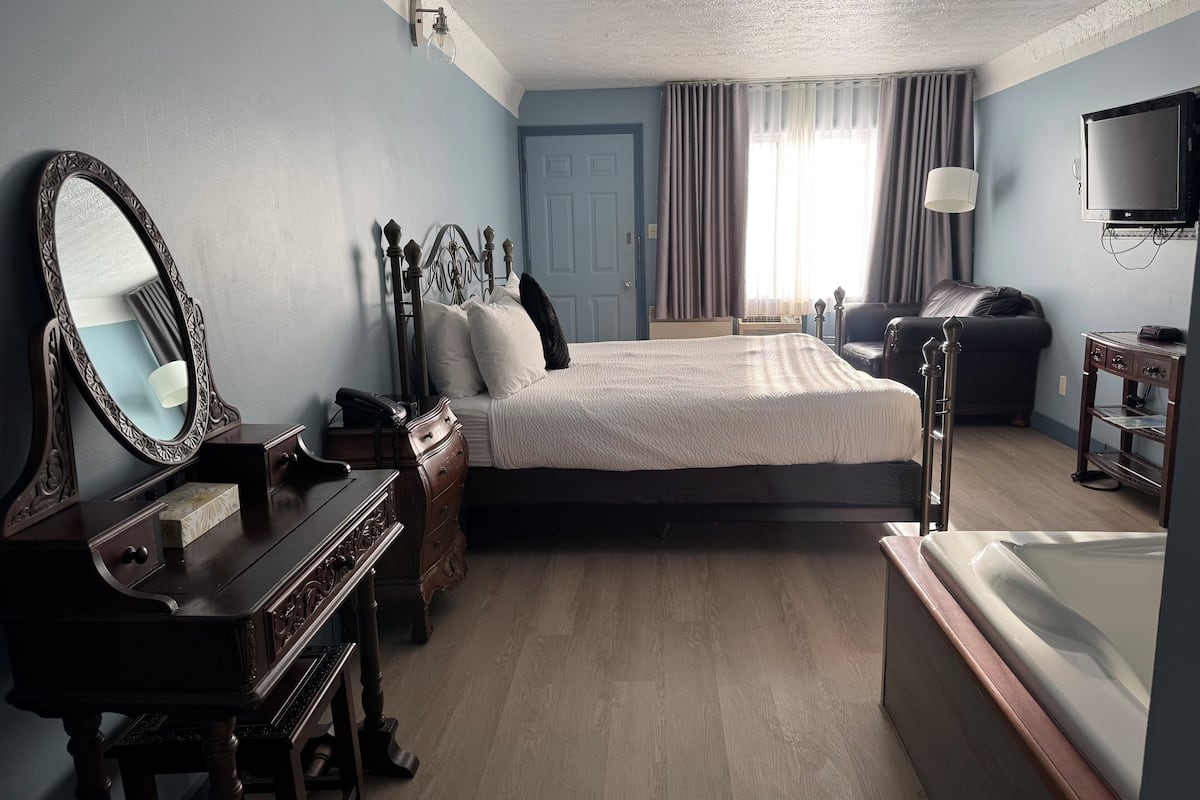 Room, 1 King Bed, Non Smoking, Jetted Tub