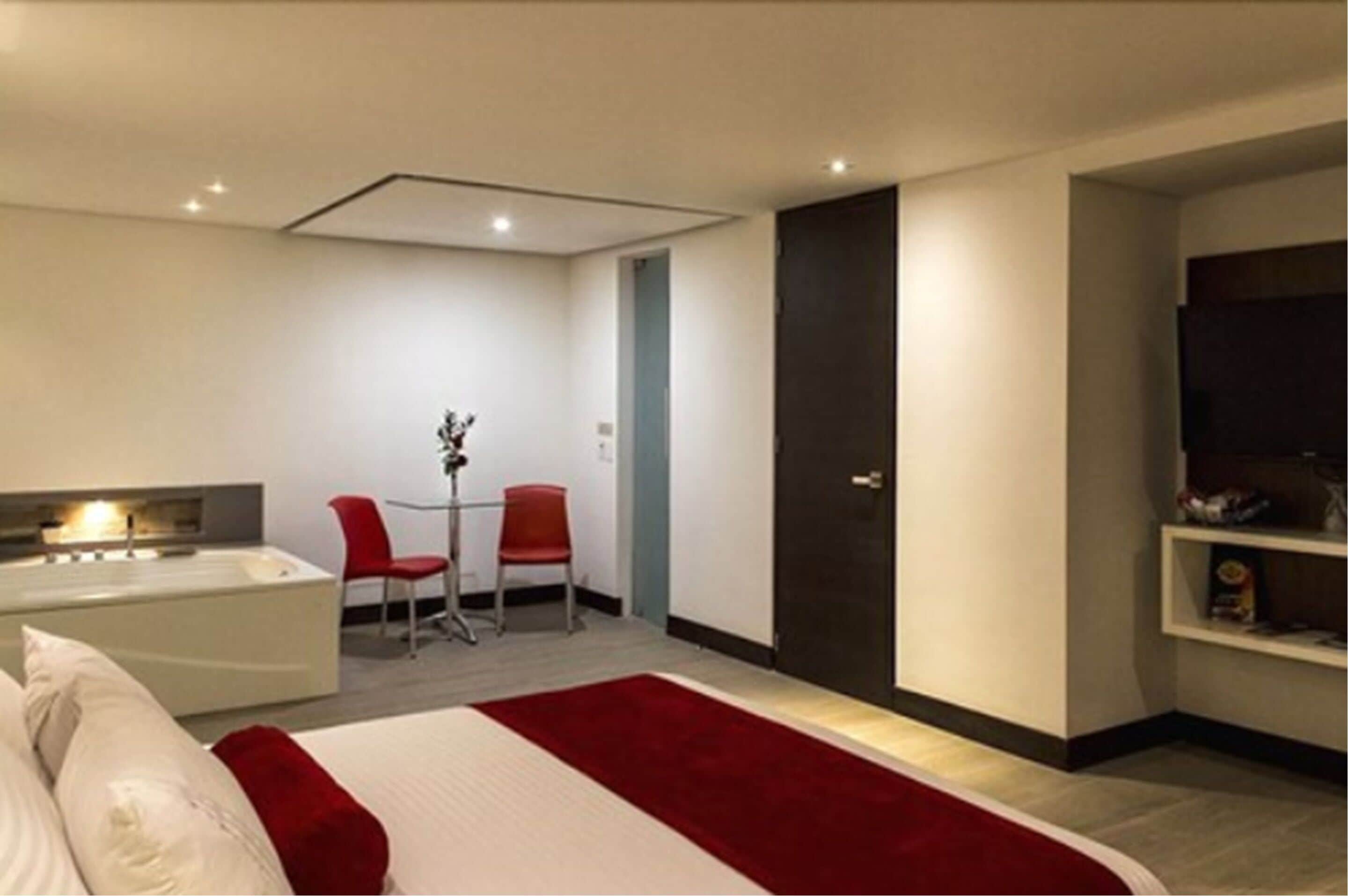 premium room | 1 bedroom, premium bedding, minibar, in-room safe