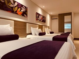 Standard-herbergi fyrir þrjá | Rúmföt af bestu gerð, míníbar, öryggishólf í herbergi, skrifborð