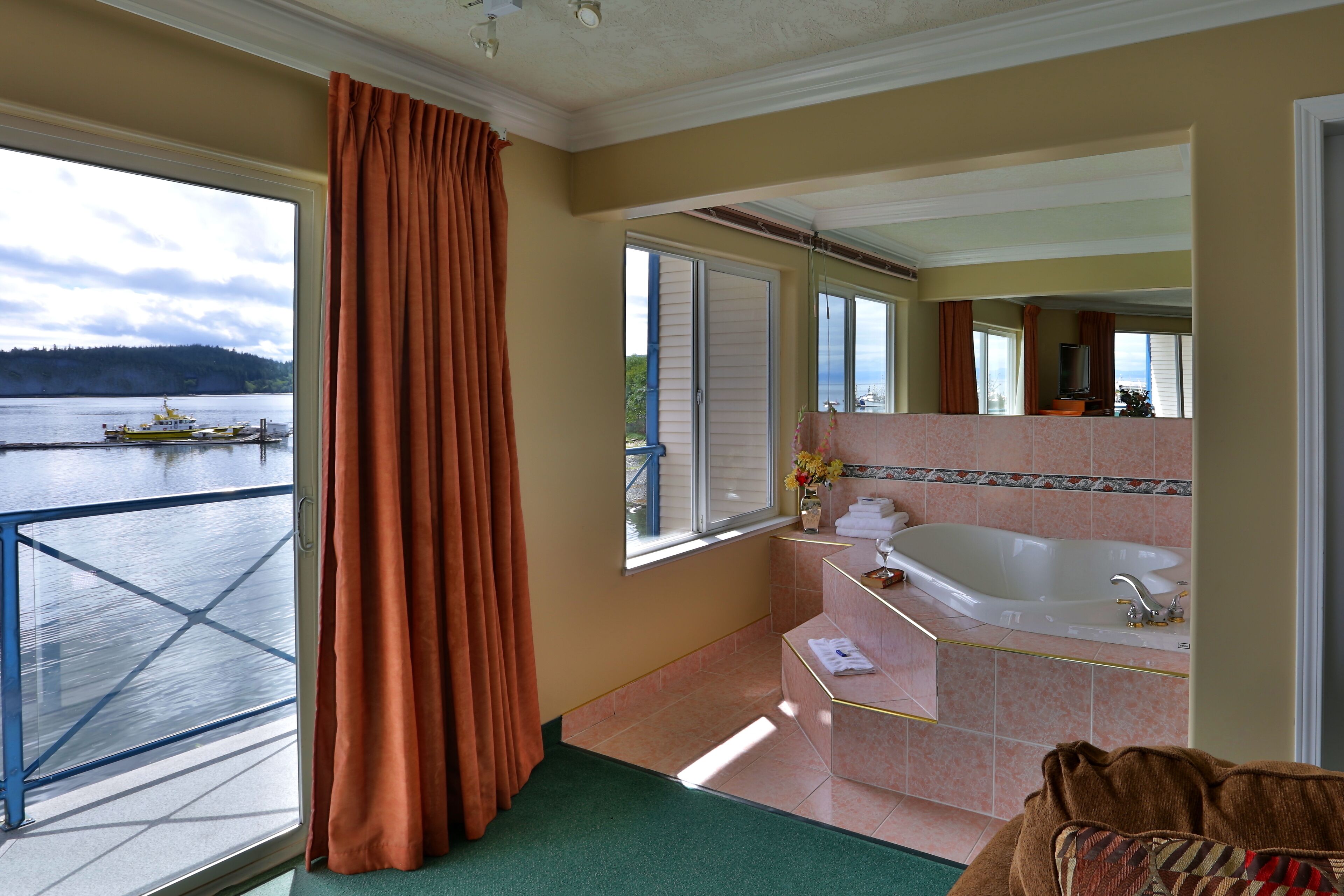 honeymoon room, 1 king bed, jetted tub, ocean view | room amenity