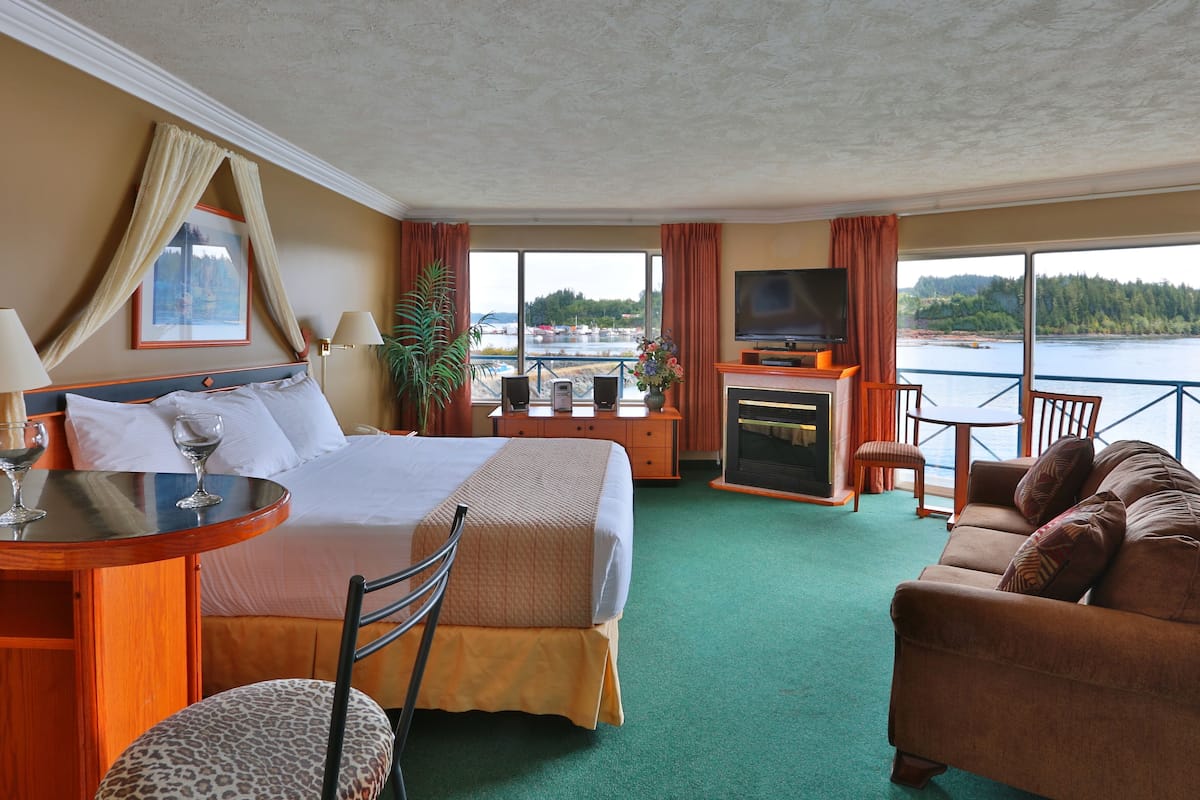 honeymoon room, 1 king bed, jetted tub, ocean view | 1 bedroom, hypo-allergenic bedding, minibar, individually decorated