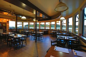 Frukost, lunch och middag serveras