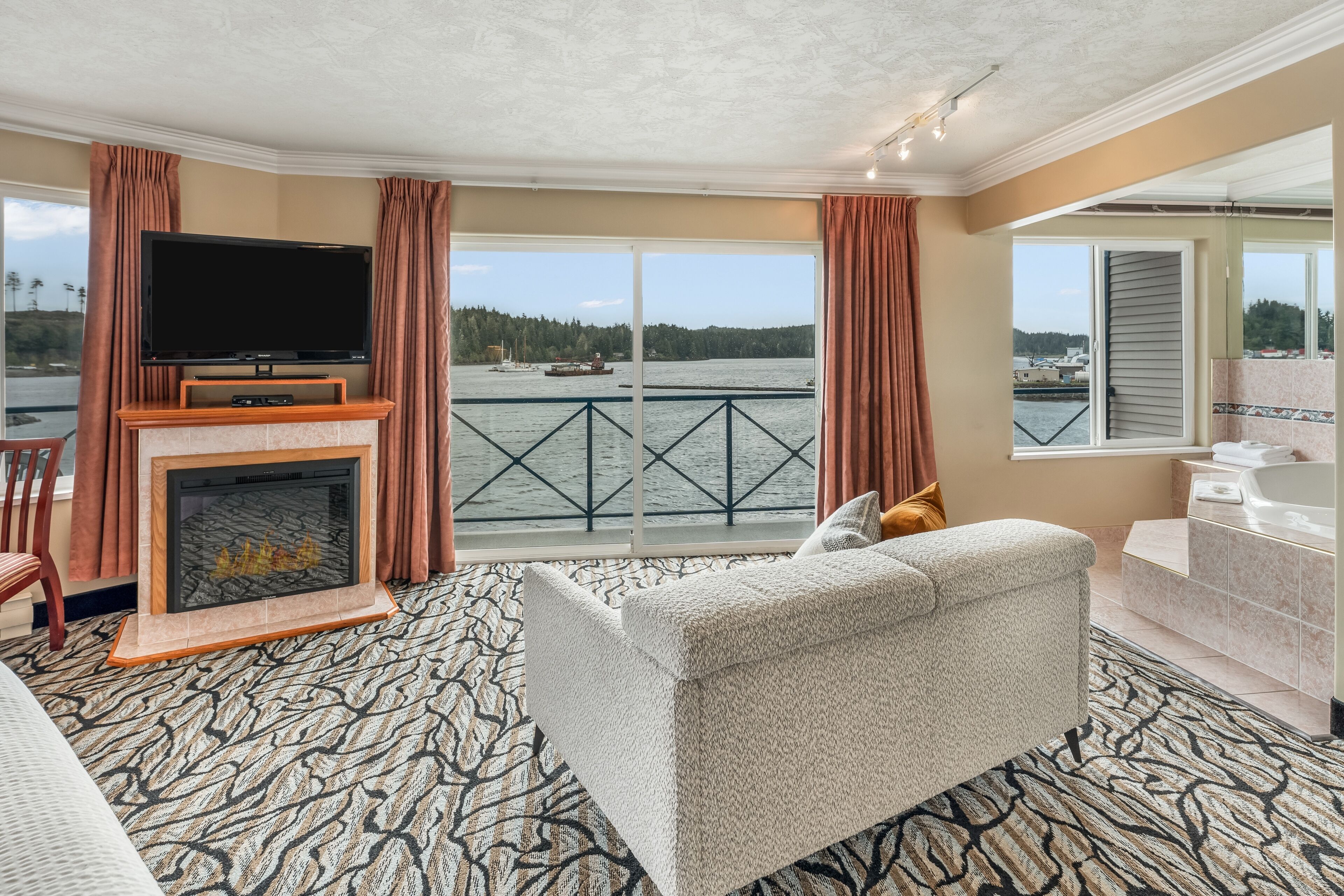 Honeymoon Room, 1 King Bed, Jetted Tub, Ocean View | Hypo-allergenic bedding, minibar, individually decorated