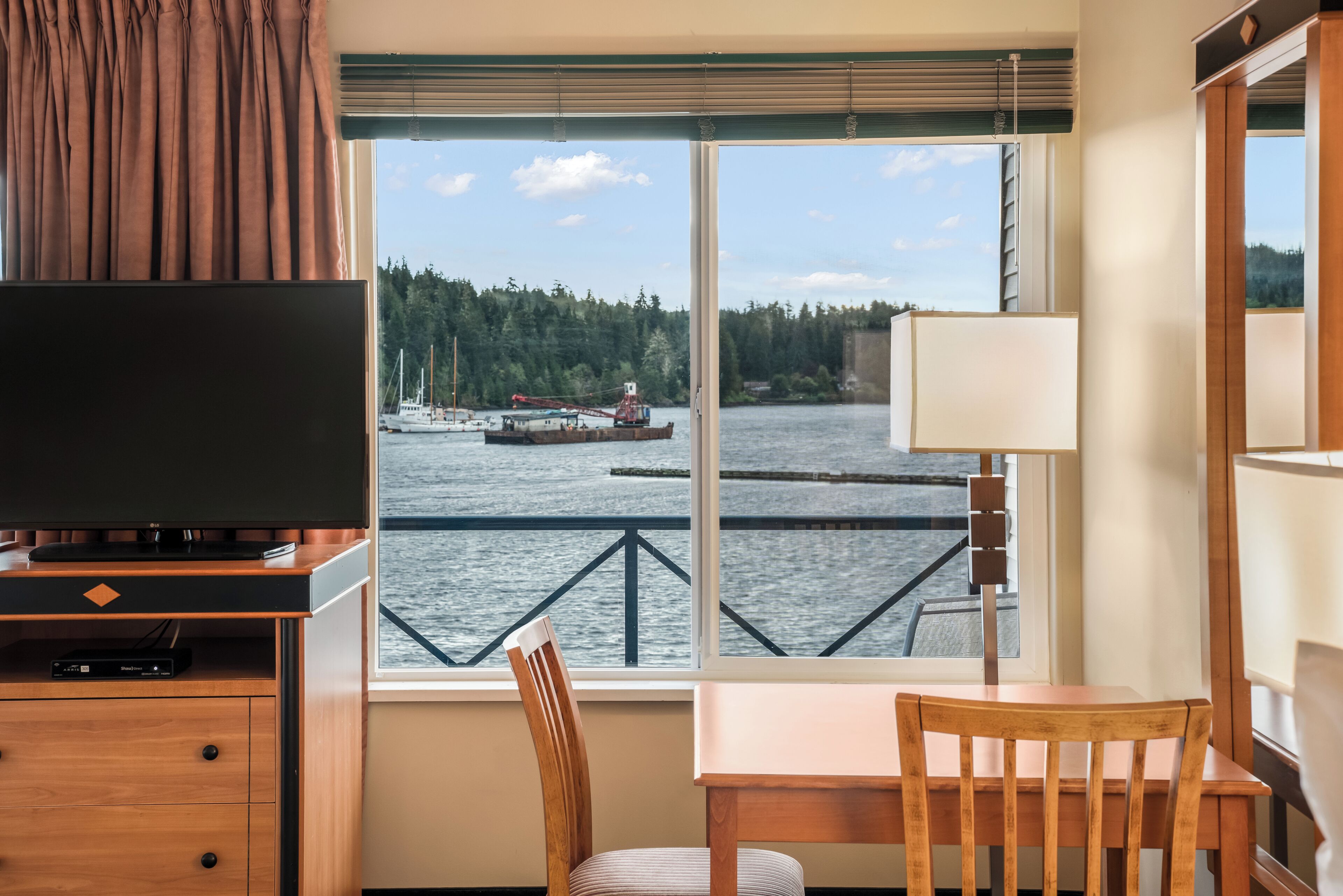 Deluxe Triple Room, Ocean View | Living area
