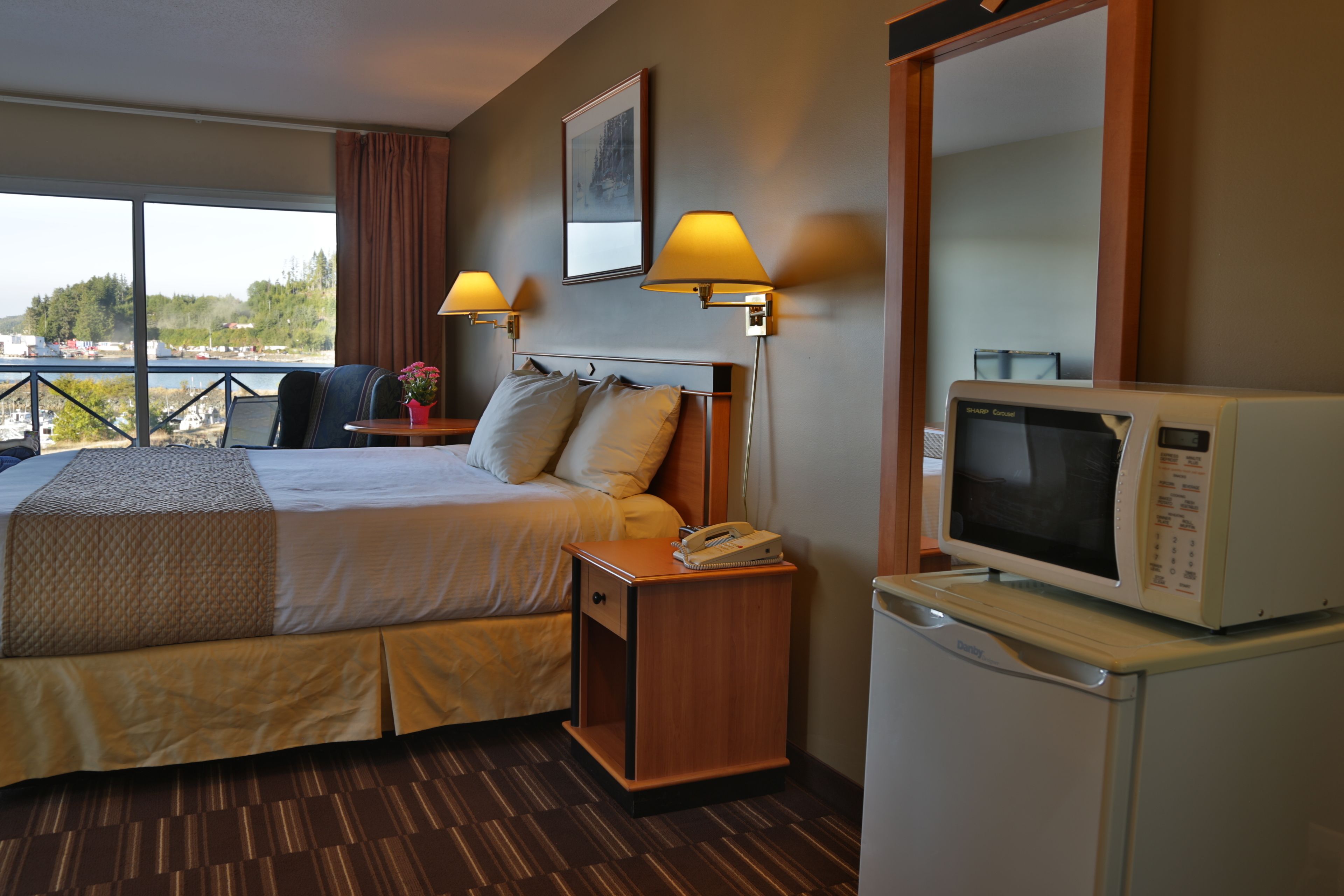 standard room, 1 queen bed, ocean view | 1 bedroom, hypo-allergenic bedding, minibar, individually decorated