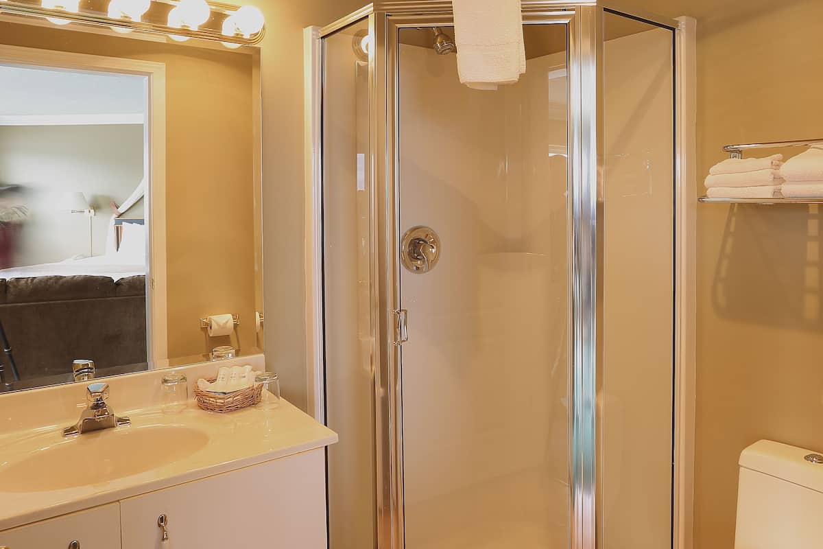 honeymoon room, 1 king bed, jetted tub, ocean view | bathroom | hair dryer, towels