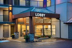 Reception - Glen Lyon Inn & Suites (Port Hardy)