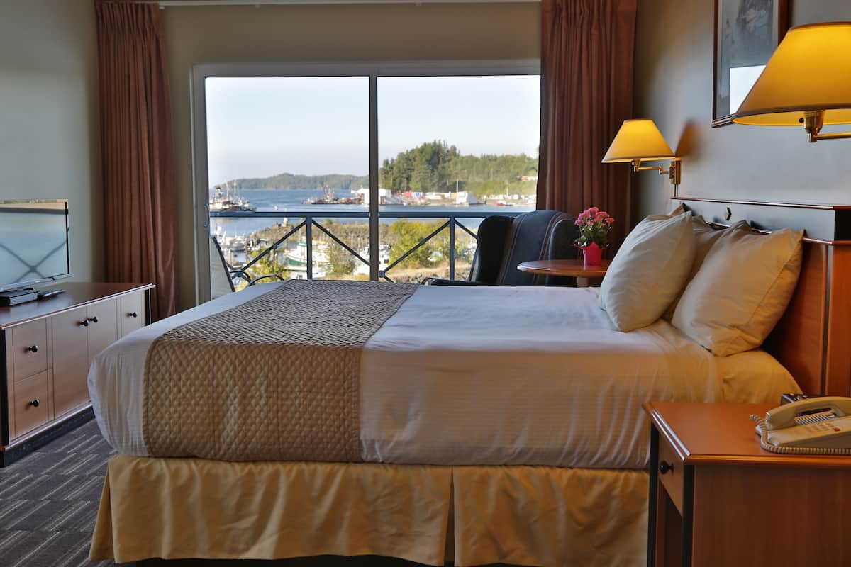 standard room, 1 queen bed, ocean view | 1 bedroom, hypo-allergenic bedding, minibar, individually decorated