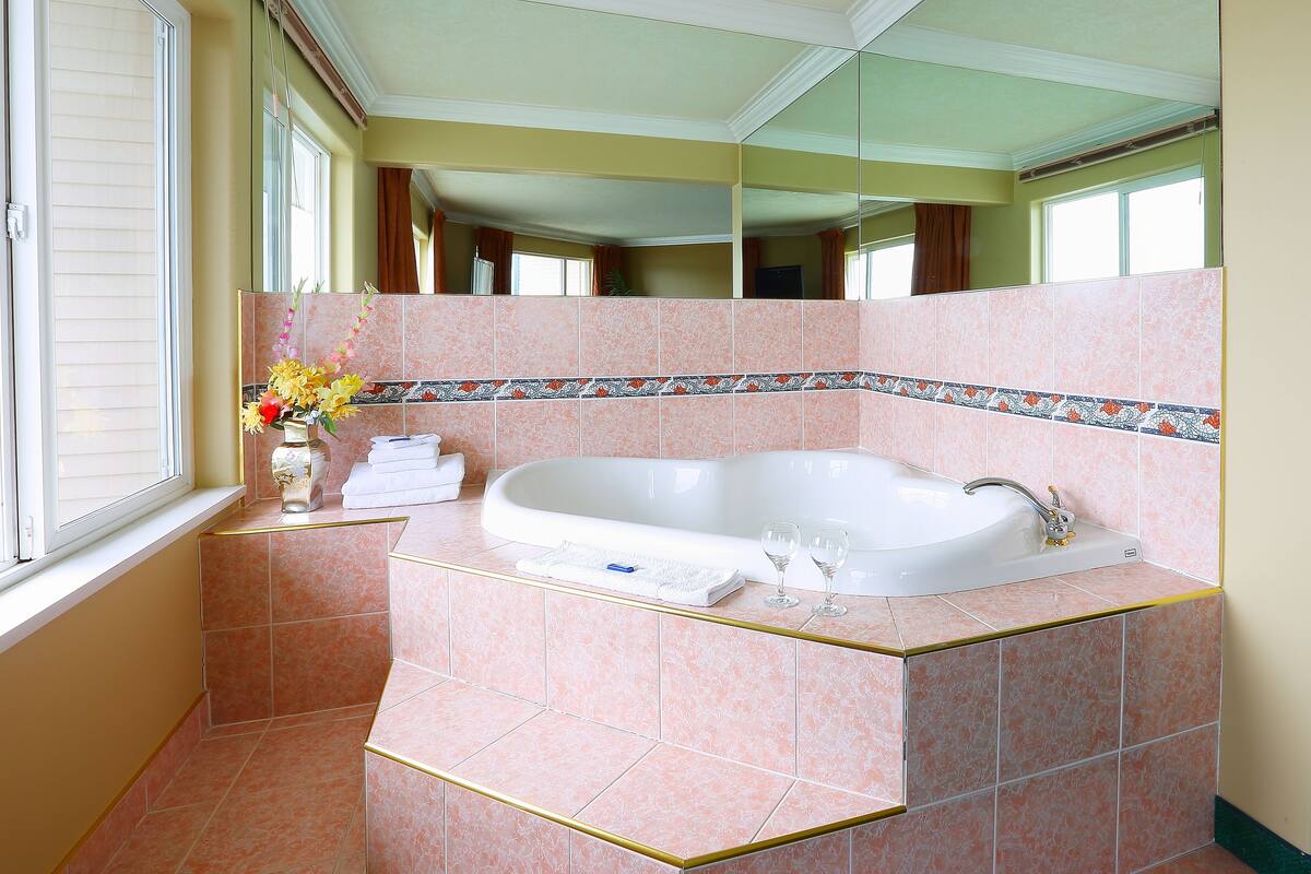 honeymoon room, 1 king bed, jetted tub, ocean view | private spa tub