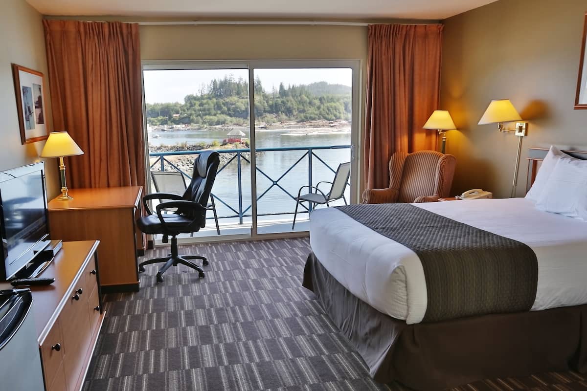 standard room, 1 queen bed, ocean view | 1 bedroom, hypo-allergenic bedding, minibar, individually decorated