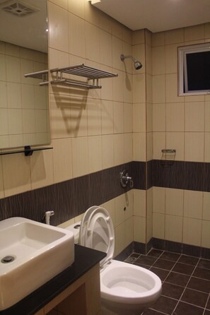 Shower, free toiletries, bidet, towels - Aqua Travel Lodge (El Nido)