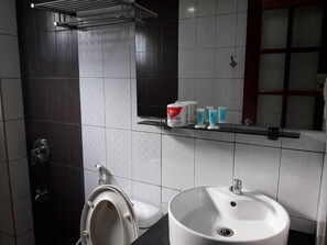 Doccia, set di cortesia gratuito, bidet, asciugamani