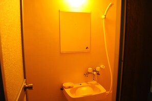 Separate tub and shower, deep soaking tub, free toiletries, hair dryer