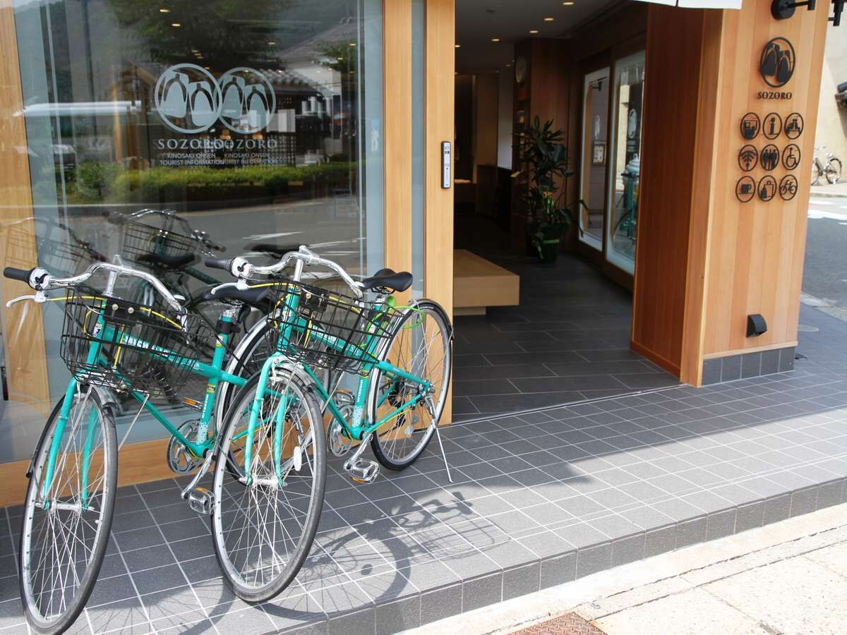 Entrada de um edifício com duas bicicletas estacionadas na frente.