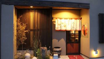 2 restaurants, breakfast served