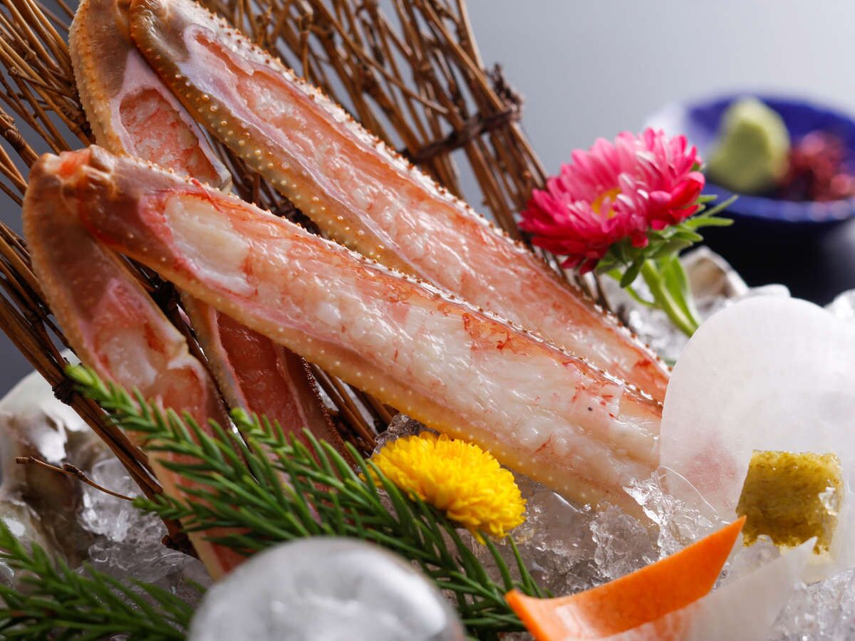 Un piatto di pesce con ghiaccio, guarnizioni e una presentazione decorativa.