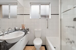 Appartement, 2 chambres | Salle de bain | Ensemble baignoire-douche, articles de toilette (gratuits)