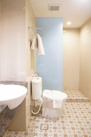 Urban Deluxe Premier Room | Bathroom - 1O1 URBAN Jakarta Glodok - Kota Tua (Jakarta)