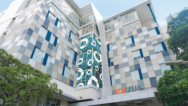 A modern building with a geometric facade, featuring a prominent vertical section with a unique pattern. - 1O1 URBAN Jakarta Glodok - Kota Tua (Jakarta)