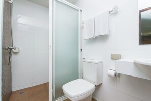 Superior Room | Bathroom | Shower, free toiletries, towels - Tara Monte Hotel Pratunam (Bangkok)