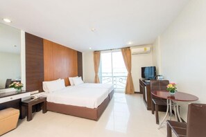 Desk, blackout drapes, free WiFi - Tara Monte Hotel Pratunam (Bangkok)
