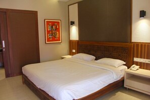 Superior Room, 1 Katil Raja (King), Non Smoking | Meja, Wi-fi percuma