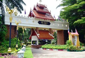 A traditional Thai building with a multi-tiered roof and a sign reading "Siam Resort". - Sida Resort & Hotel (Nakhon Nayok)