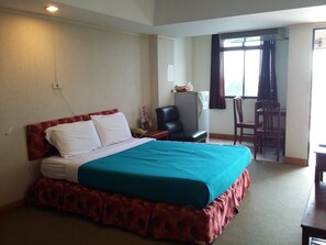 スタンダード ルーム | デスク、可動式ベッド、WiFi