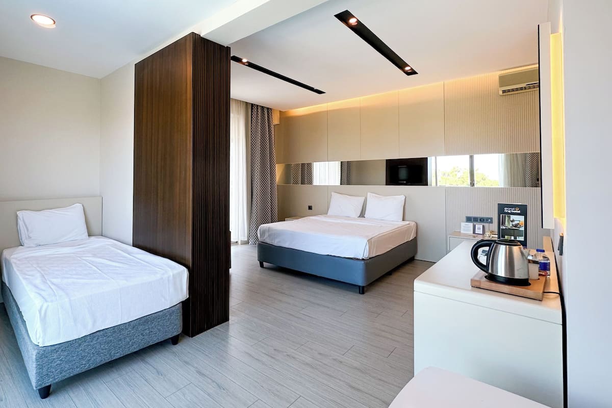 Suite, Non Smoking, Sea View | Minibar, free WiFi, bed sheets