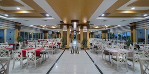 供應早餐、午餐及晚餐