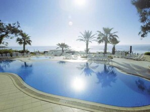 Piscine couverte, 2 piscines extérieures, parasols de plage