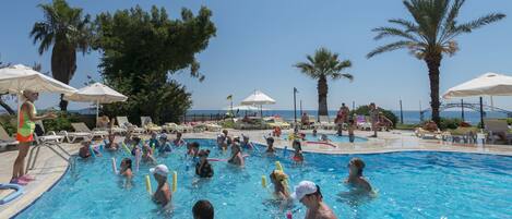 Piscine couverte, 2 piscines extérieures, parasols de plage