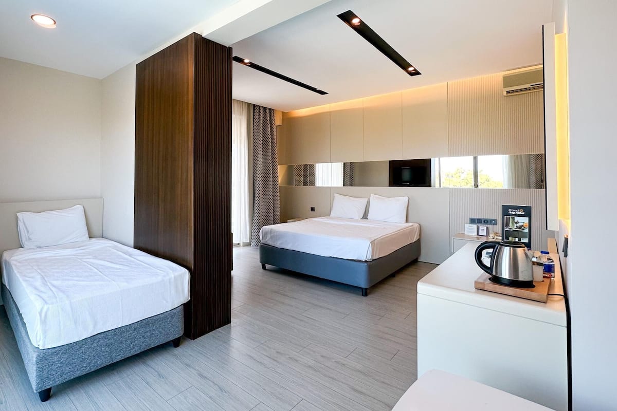 Suite, non-fumeurs, vue mer | Minibar, lits bébé (gratuits), Wi-Fi gratuit, draps fournis