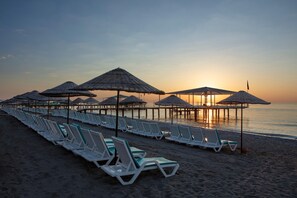 Playa privada, tumbonas, sombrillas y toallas de playa
