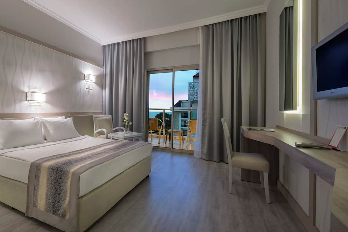 Chambre Standard, non-fumeurs, vue partielle sur la mer | Minibar, lits bébé (gratuits), Wi-Fi gratuit, draps fournis
