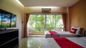 A hotel room with two beds, a TV, and a balcony with curtains. - OYO 384 Ban Sabaidee (Ayutthaya)