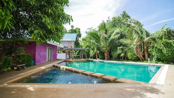 Una piscina al aire libre