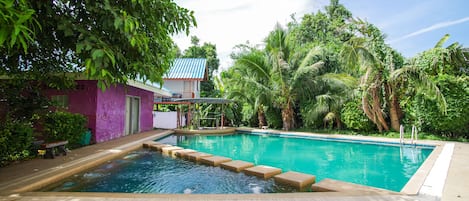 Una piscina al aire libre