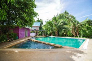 Una piscina al aire libre