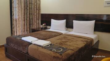 Habitación Deluxe con 2 camas individuales | Escritorio, cortinas opacas, camas supletorias